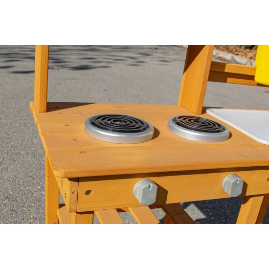 Gartenküche aus Holz mit Spüle