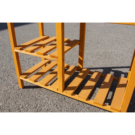 Gartenküche aus Holz mit Spüle