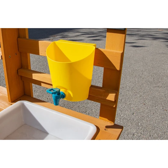 Gartenküche aus Holz mit Spüle