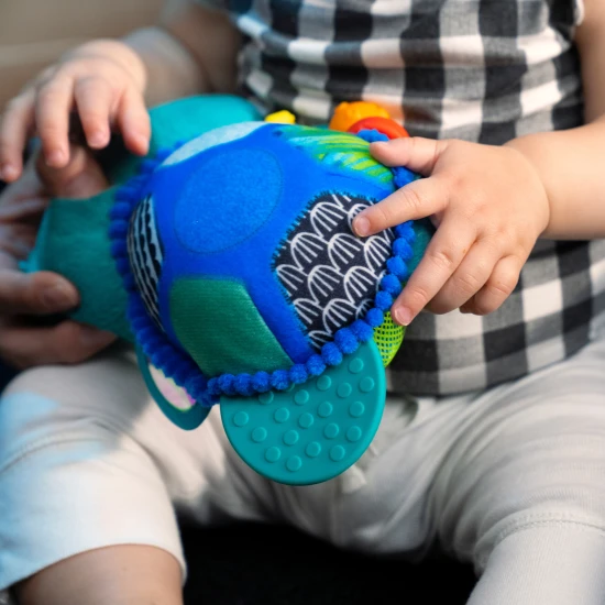 Aktivitätsspielzeug mit C-Ring Schildkröte Neptune’s Sensory Sidekick™ 0M+ Aktivitätsspielzeug mit C-Ring Schildkröte Neptune’s Sensory Sidekick™ 0M+ Baby Einstein 13156-6
