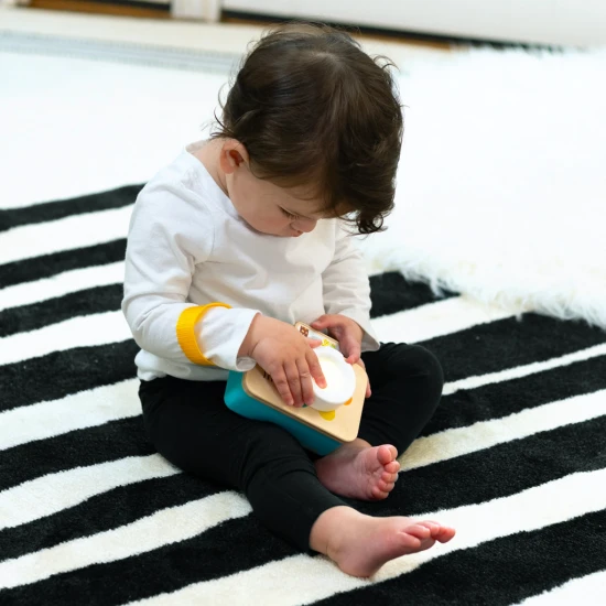 Mit der Baby Einstein Spielzeugkamera ist das Lernen von Farben ein Kinderspiel.