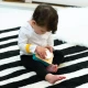Mit der Baby Einstein Spielzeugkamera ist das Lernen von Farben ein Kinderspiel.