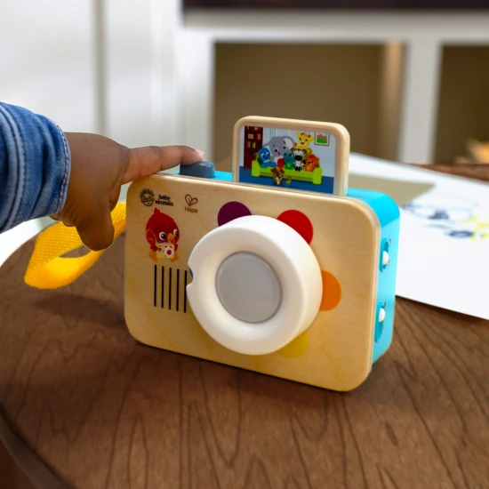 Mit der Baby Einstein Spielzeugkamera ist das Lernen von Farben ein Kinderspiel.