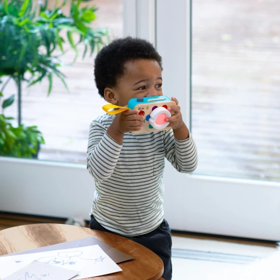 Mit der Baby Einstein Spielzeugkamera ist das Lernen von Farben ein Kinderspiel.
