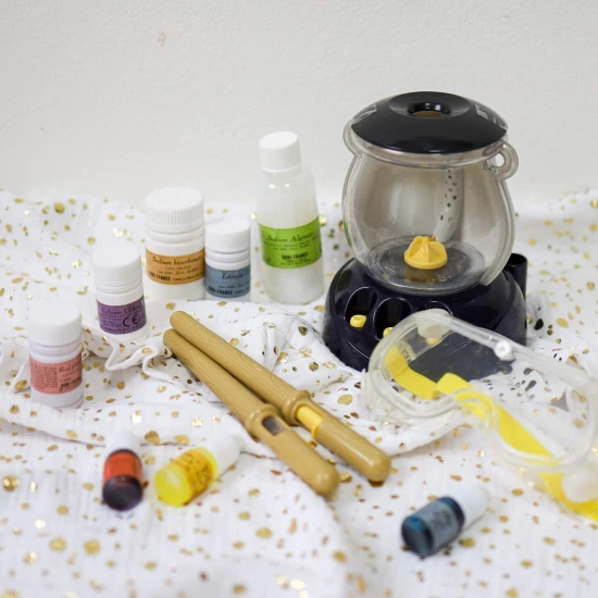 Das Set ist thematisch als Werkstatt eines kleinen „Chemie-Zauberers“ mit allen notwendigen Werkzeugen gestaltet. 