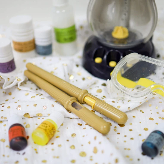 Das Set ist thematisch als Werkstatt eines kleinen „Chemie-Zauberers“ mit allen notwendigen Werkzeugen gestaltet. 