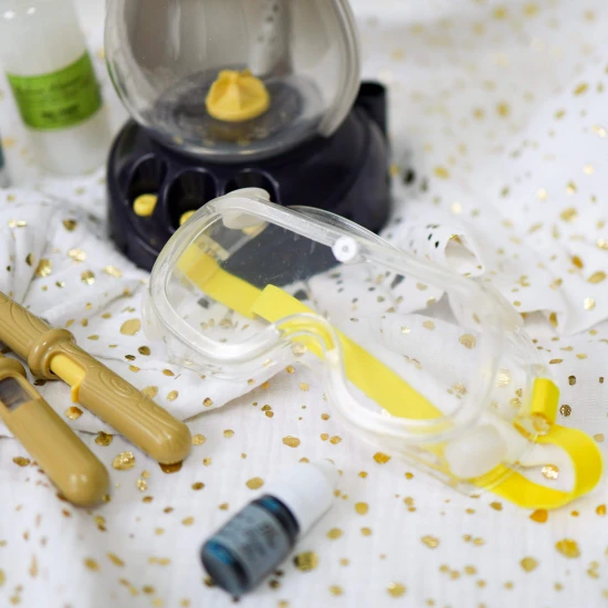 Das Set ist thematisch als Werkstatt eines kleinen „Chemie-Zauberers“ mit allen notwendigen Werkzeugen gestaltet. 