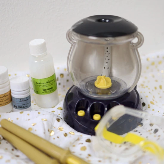 Das Set ist thematisch als Werkstatt eines kleinen „Chemie-Zauberers“ mit allen notwendigen Werkzeugen gestaltet. 