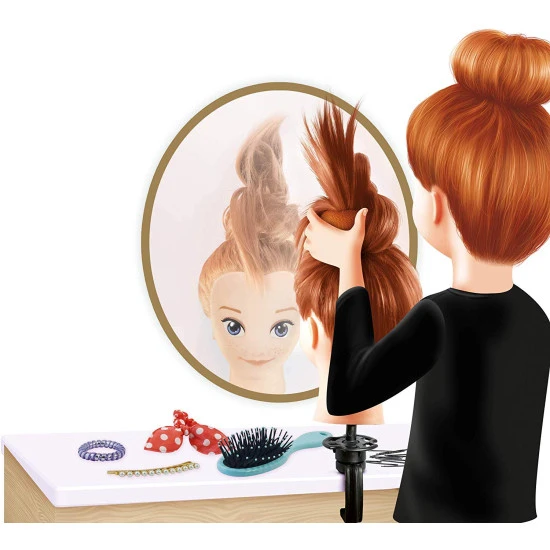 Kinder-Friseurstudio mit realistischem Stylingkopf und Frisierzubehör.