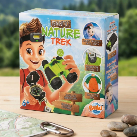 Das Kinderset beinhaltet ein Fernglas mit 5-fach-Zoom, Objektivtasche und -tuch, Kompass, LED-Stirnlampe, Schrittzähler zur Messung der körperlichen Aktivität und einen Rucksack.