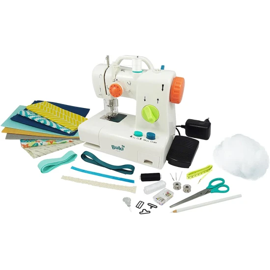 Zum professionellen Nähsalon gehört eine Kindernähmaschine mit Pedal und drei Ersatznadeln. 