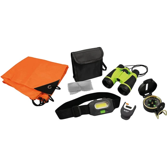 Das Kinderset beinhaltet ein Fernglas mit 5-fach-Zoom, Objektivtasche und -tuch, Kompass, LED-Stirnlampe, Schrittzähler zur Messung der körperlichen Aktivität und einen Rucksack.