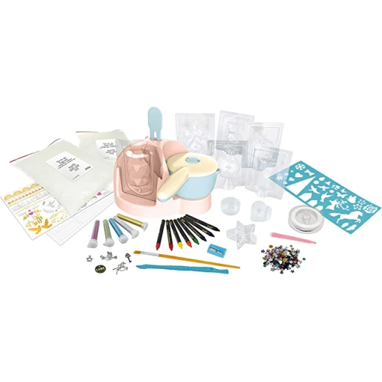 Stellen Sie natürliche Kerzen aus Sojawachs und Baumwolldochten her und dekorieren Sie sie. 