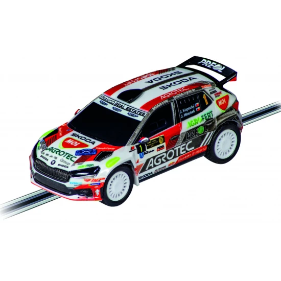Carrera GO Škoda Rally-Autorennbahn mit FABIA RS-Autos auf der Action-Strecke.