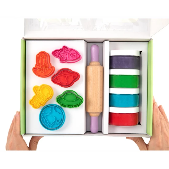 Kreativ-Modellierset Universe ChildGen mit farbiger Knete, Ausstechformen und Nudelholz.