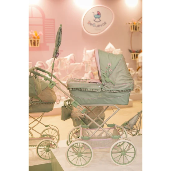 Klappbarer REBORN Puppenwagen mit Sonnenschirm und Zubehör DeCuevas Botanic 2026 90 cm Klappbarer REBORN Puppenwagen mit Sonnenschirm und Zubehör DeCuevas Botanic 2026 90 cm