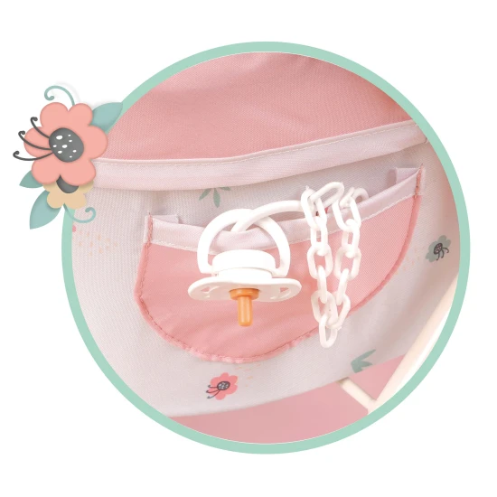 DeCuevas 86079 Mein erster Puppenwagen mit Tasche KOALA 2024. Kinderwagen in Weiß und Lachs mit schlafendem Teddybärmotiv und Blumendekor.