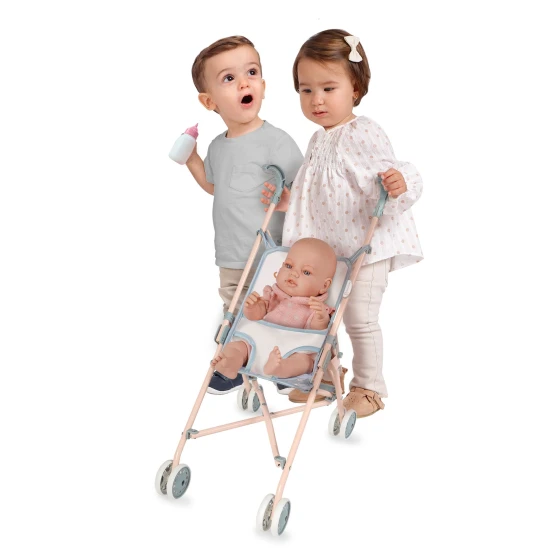 DeCuevas 90080 COCO 2024 Golf Clubs Klappbarer Puppenwagen, graublauer Kinderwagen mit Dinosaurier-Motiv für Mutter und Baby, ausgestattet mit einem Dreipunktgurt und stabiler Metallkonstruktion.