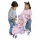 DeCuevas 90251 Sportlicher Dreirad-Kinderwagen für GALA 2023-Puppen, rosa-weißes Design mit Sportelement-Aufdruck und einer kleinen Turnerin, geeignet für Puppen bis zu einer Größe von 46 cm.