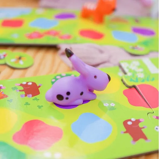 Brettspiel für die Kleinsten. Niedliche Tiere führen Kinder in das Prinzip sozialer Spiele ein.