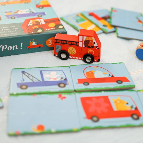 Helfen Sie den Feuerwehrleuten, rechtzeitig am Brandort anzukommen, um das Feuer zu löschen und das Haus zu retten.