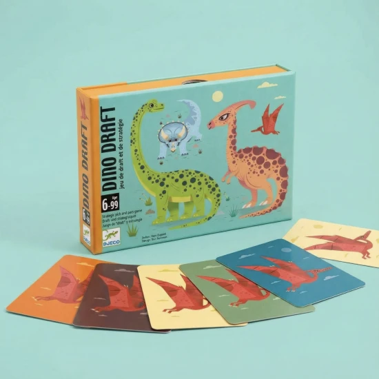 Ein strategisches Kartenspiel, das auf dem Prinzip „Auswählen und Weitergeben“ basiert. Wähle den Dinosaurier und die Farbe, die du sammeln möchtest!