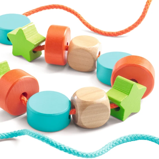 Auffädeln von Holzperlen