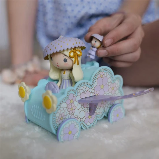 Winzige Figuren von Jill und Jerry mit fliegendem Auto