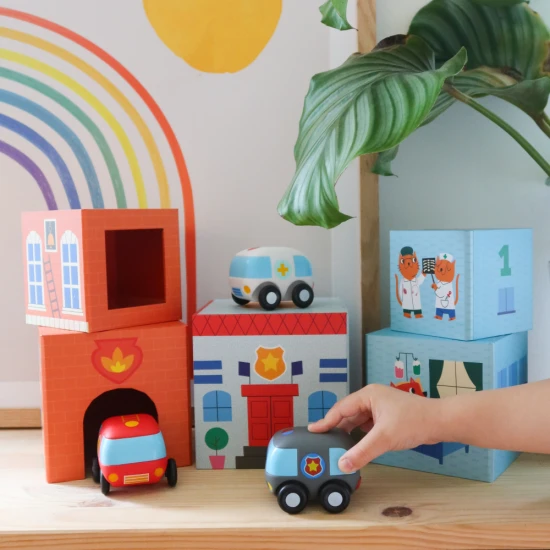 Baustein- und Autoset für Kleinkinder – Garagen und Gebäude aus Kunstillustrationen mit weichen Autos.