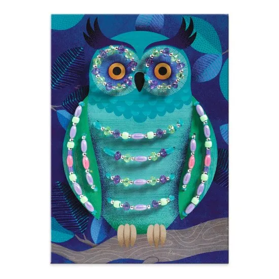 Perlen auf flauschige Drähte fädeln, damit Kinder 3D-Illustrationen gestalten können.