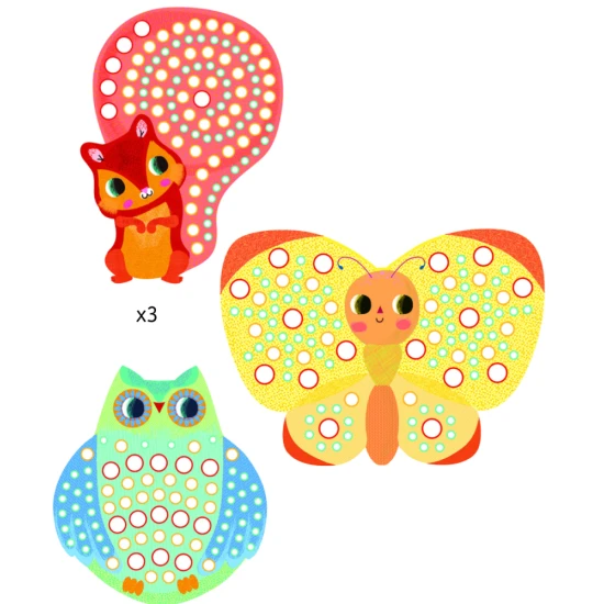 Ein Mosaik aus Märchentieren, erstellt aus gemusterten Schaumstoffaufklebern in drei verschiedenen Größen.