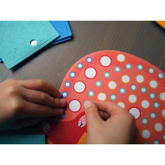 Ein Mosaik aus Märchentieren, erstellt aus gemusterten Schaumstoffaufklebern in drei verschiedenen Größen.