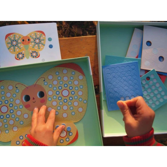 Ein Mosaik aus Märchentieren, erstellt aus gemusterten Schaumstoffaufklebern in drei verschiedenen Größen.