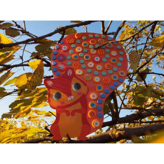 Ein Mosaik aus Märchentieren, erstellt aus gemusterten Schaumstoffaufklebern in drei verschiedenen Größen.