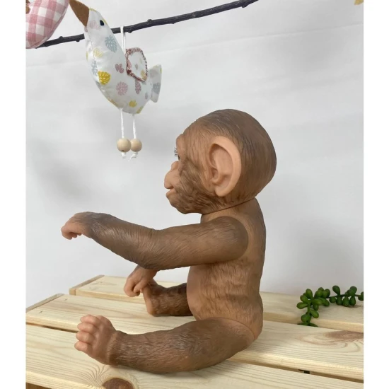 Niedliches Vinyl-Affenbaby mit kariertem Overall, 32 cm, mit beweglichen Gelenken und Bademöglichkeit.