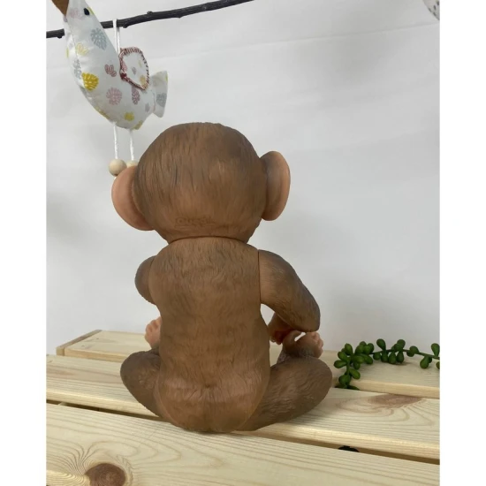 Niedliches Vinyl-Affenbaby mit kariertem Overall, 32 cm, mit beweglichen Gelenken und Bademöglichkeit.