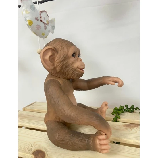 Niedliches handgefertigtes Affenbaby mit Vinylkörper, realistischen Details und beweglichen Gelenken, 32 cm.