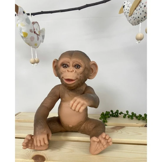 Realistische Affenpuppe Guca 32 cm im Blumen-Outfit – Ganzkörper aus Vinyl