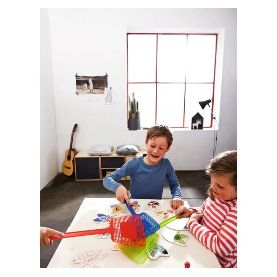 Brettspiel Pác Kleines Einmaleins bis 100 - Kinder lernen das Einmaleins und verbessern ihre Konzentration, während sie ein lustiges Spiel mit Fliegen spielen.