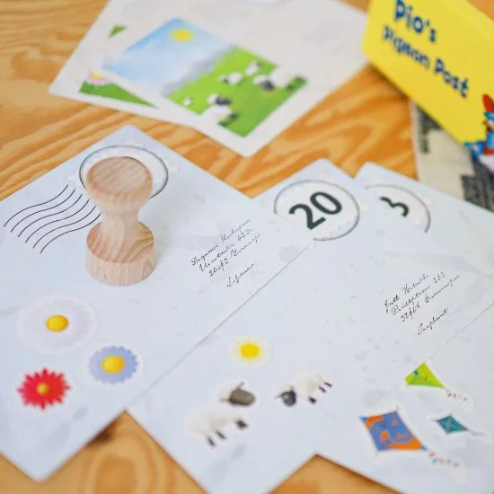 Pigeon Pio von Pigeon Post hat alle Hände voll zu tun (oder eher alle Flügel).