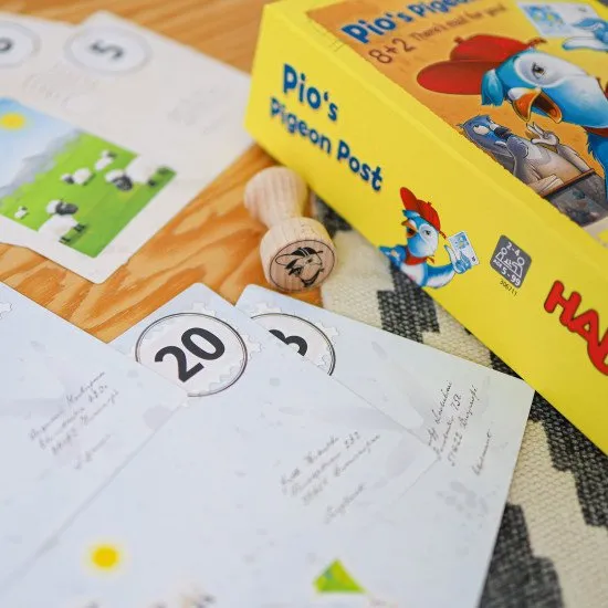 Pigeon Pio von Pigeon Post hat alle Hände voll zu tun (oder eher alle Flügel).