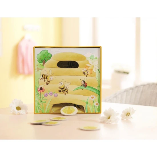 Kinder-Kooperationsspiel Bee Hanka mit einer Holzbiene und bunten Blumen.