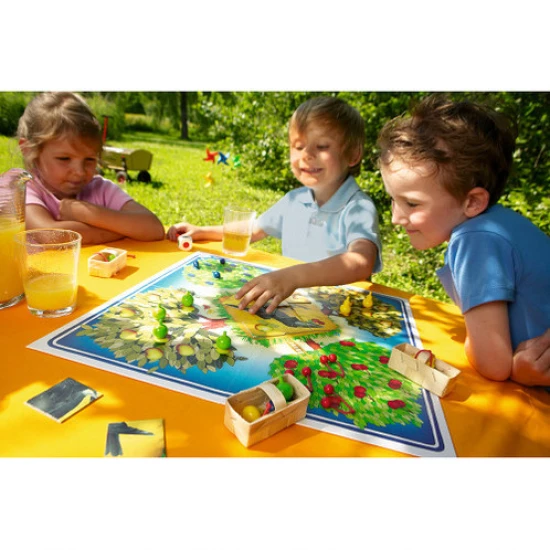 Wirst du es schaffen, den Obstgarten vor dem bösen Raben zu beschützen? Das Brettspiel Obstgarten fördert Geschicklichkeit und Feinmotorik.