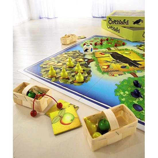 Wirst du es schaffen, den Obstgarten vor dem bösen Raben zu beschützen? Das Brettspiel Obstgarten fördert Geschicklichkeit und Feinmotorik.