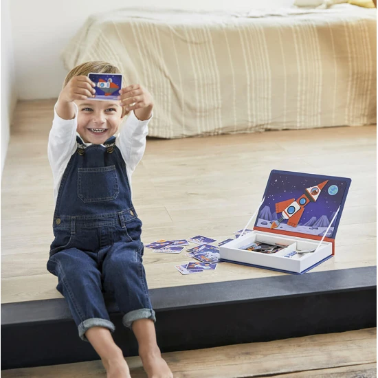 Weltraum-Magnetbuch: Kinder bauen Raumfahrzeuge und Figuren zusammen.