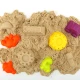 Jarmelo Kinetic Sand Set Deluxe – zwei Sandsäcke, 18 Modellierwerkzeuge und ein Laufstall