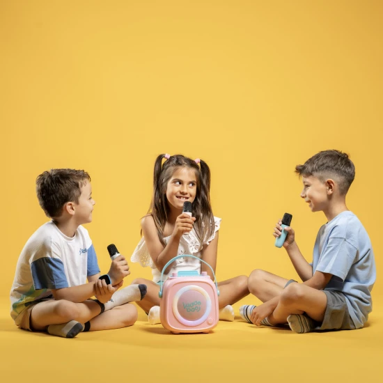 Pinkes Kiddoboo Bluetooth-Karaoke-Set KidsVoice-Mikrofon und Lautsprecher mit RGB-Beleuchtung und lustigen Effekten für Kinder ab 3 Jahren.