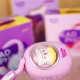 Kiddoboo Delulu Lavender kabellose Kinderkopfhörer mit LED-Licht und Katzenohren – sichere und stylische Kopfhörer für Kinder ab 7 Jahren.