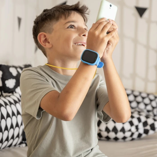 Kiddoboo x Lagenio WatchMe 4G Kinder-Smartwatch in Blau-Schwarz mit Display, Kamera und SOS-Funktion – ein sicheres und spielerisches Accessoire für Kinder.