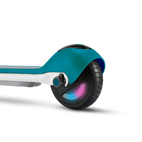 Weiß-grüner Kinder-Elektroroller Kiddoboo KiddoRider mit Anti-Rutsch-Pad, LED-Licht und klappbarem Rahmen – ideal für Kinder ab 6 Jahren.